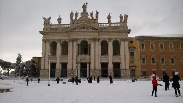 时隔六年 罗马人们终于可以再次玩雪仗了