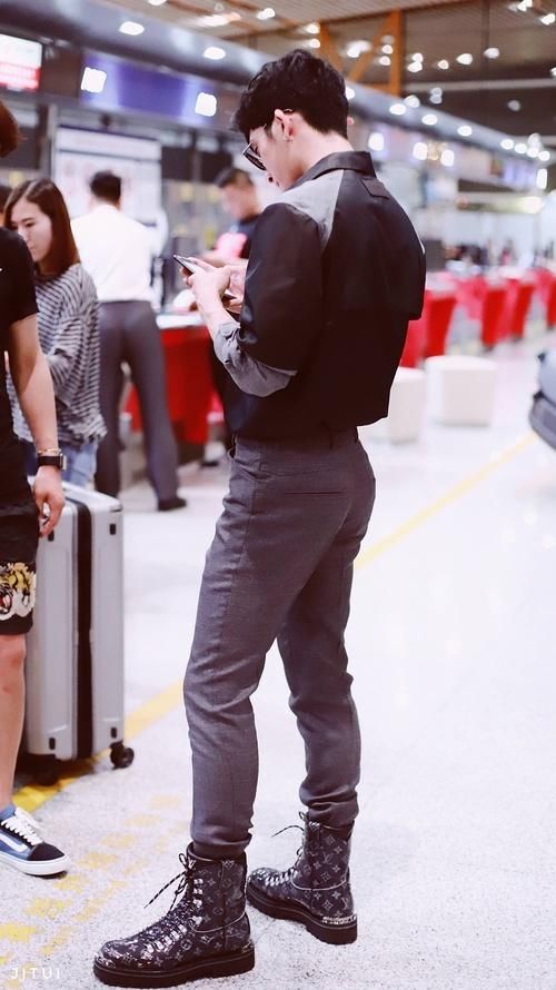 井柏然看着干巴巴完全清欲男主,路拍前凸后翘