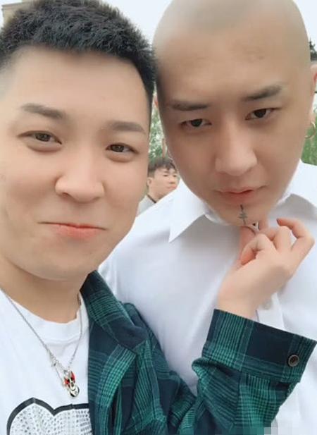 装配2000人民币的豆豆鞋,嘴嚼口香糖走红毯的