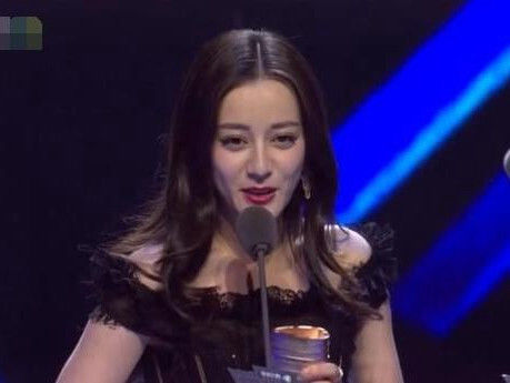 演员领奖图片,看到迪丽热巴粉丝们都哭了!