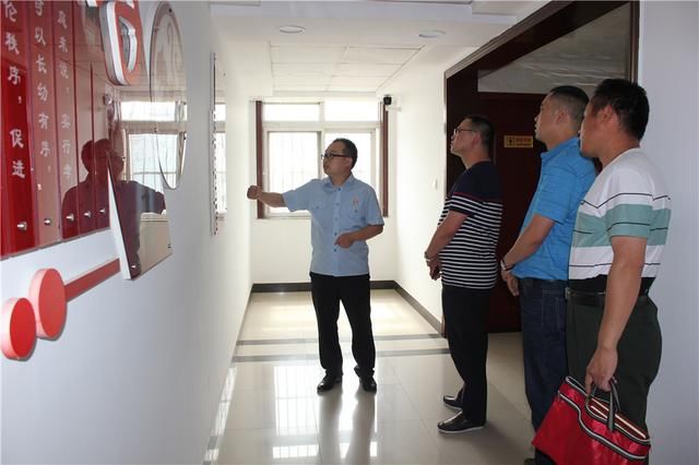 县行政审批服务局与蒲城法院交流探讨党建工作