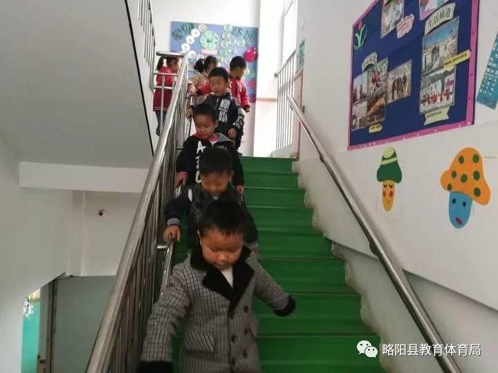 通过图片,视频等形式,向幼儿介绍了演练中上下楼梯可能遇到的危险以及
