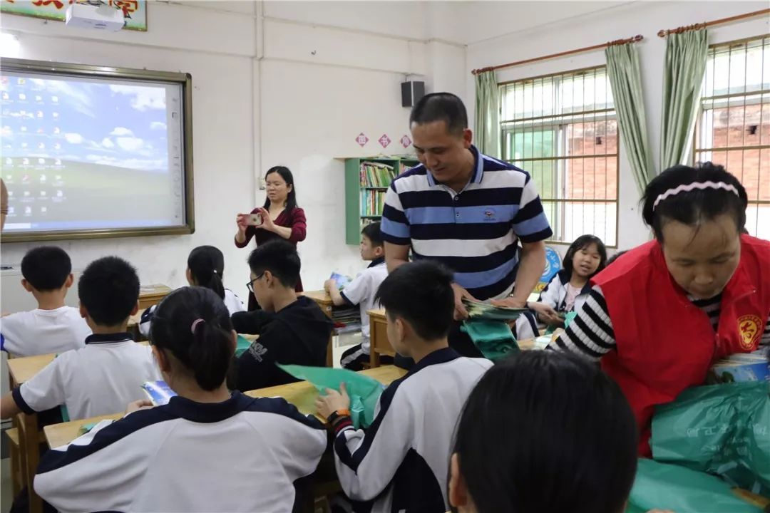 垃圾分类进校园| 园洲中心小学的学生上了一