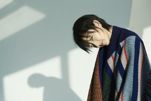 周冬雨因与曾志伟谣言备受争议,她用一大奖影