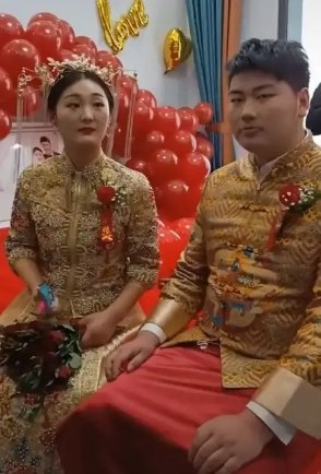 大衣哥儿子结婚，送房送车大手笔，儿媳富态像婆婆10万网友送祝福