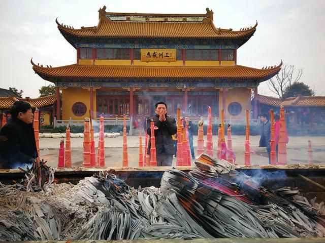 正月初五如东东初寺数万人烧香叩首 恭迎财神爷 希望新年财运亨