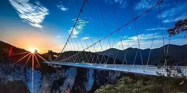 猜猜这是哪?广西又有一座玻璃桥要竣工!