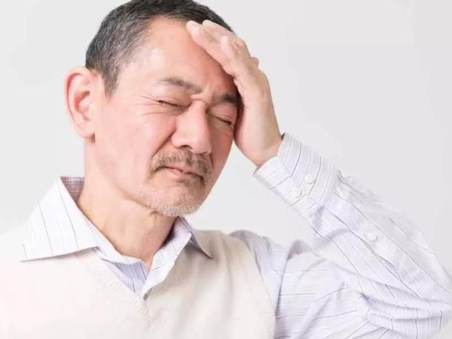 医生披露：脑溢血当天会发出7个暗号，发现2个赶紧去医院，能救命