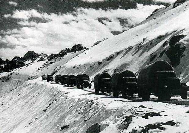 世界海拔最高的公路康藏公路修筑的震撼场景，动用解放军来修