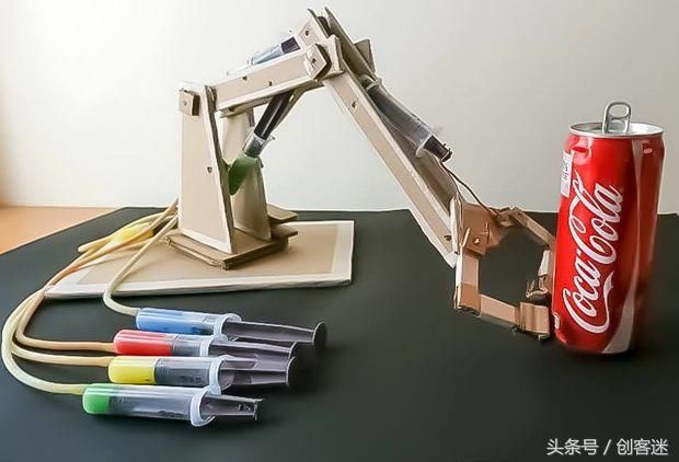 如何自己用纸板和注射器制作液压机械手臂模型
