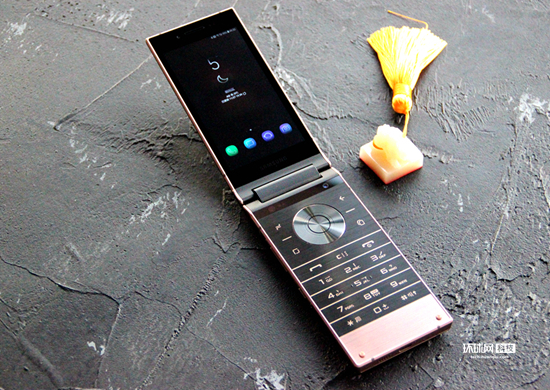 心系天下三星W2019评测:奢华外表 不俗的配置