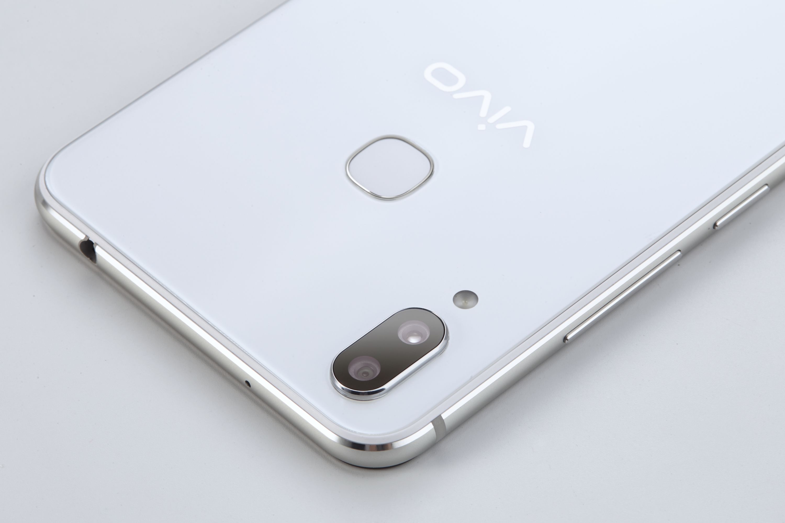 2698元,vivo X21i极光白高清图赏,素雅纤薄高颜