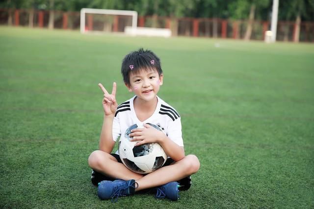 发烧完了可以踢足球吗,发烧完了可以踢足球吗小孩