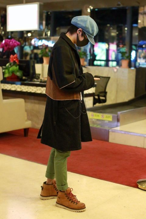 华晨宇穿拼接外套配绿色裤子橙色鞋现身机场,