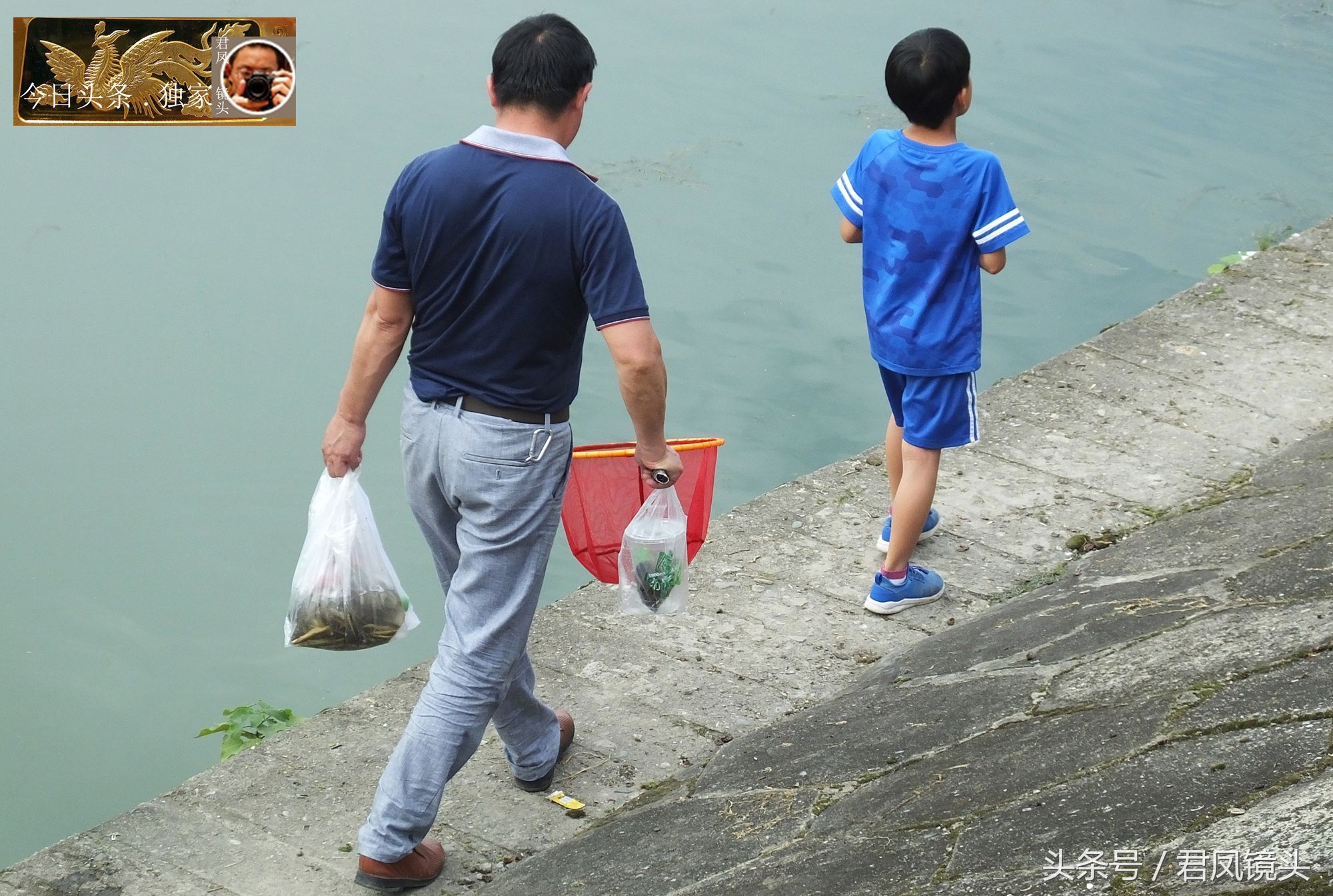 湖北宜昌:家长带着孩子郊游，在长江支流黄柏河舀鱼，捉到乌龟!