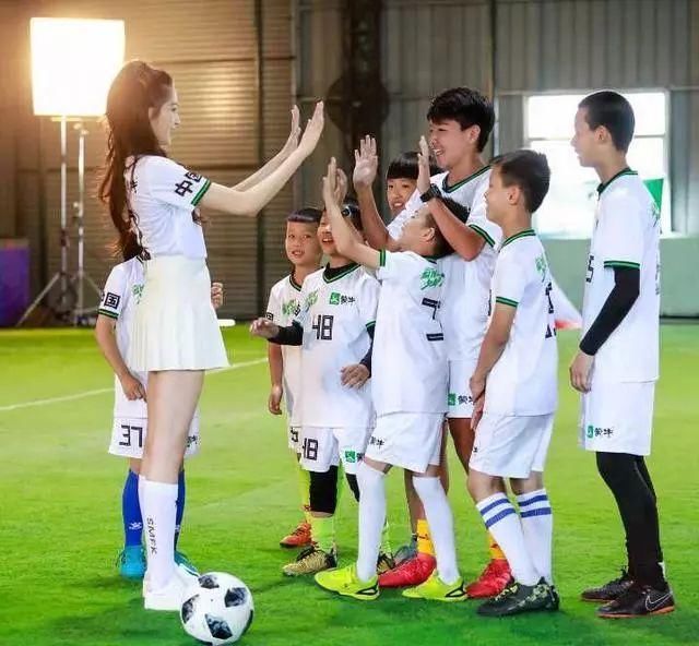世界杯中国88名足球少年在阿根廷对阵冰岛的