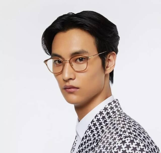 没近视的人戴的眼镜