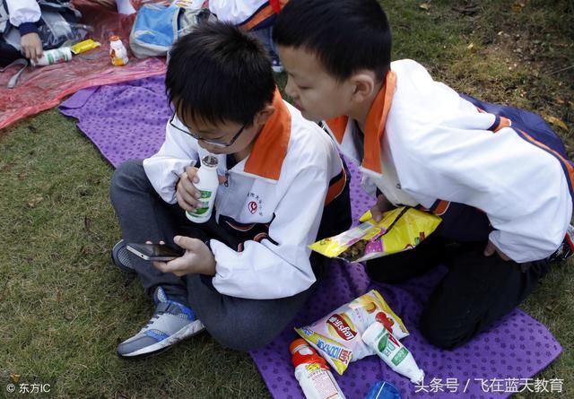 给儿童玩手机替代亲子娱乐，有什么危害？茂名家长告诉大家