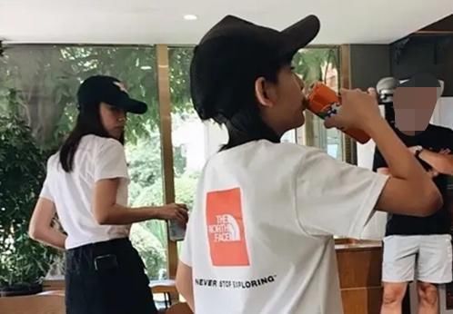 潘粤明与绯闻女友合体现身，大肚腩略显油腻，与尹姝贻形影不离
