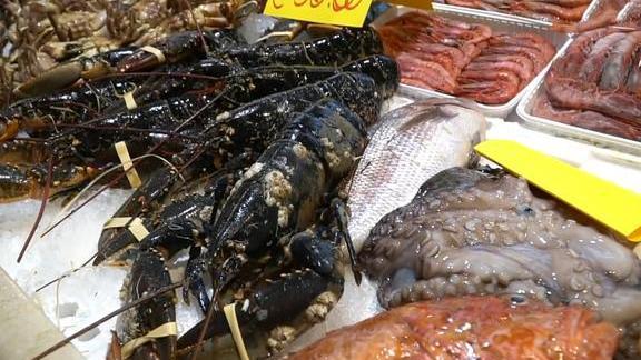 逛意大利海鲜市场,买了2只龙虾5只螃蟹,结账时