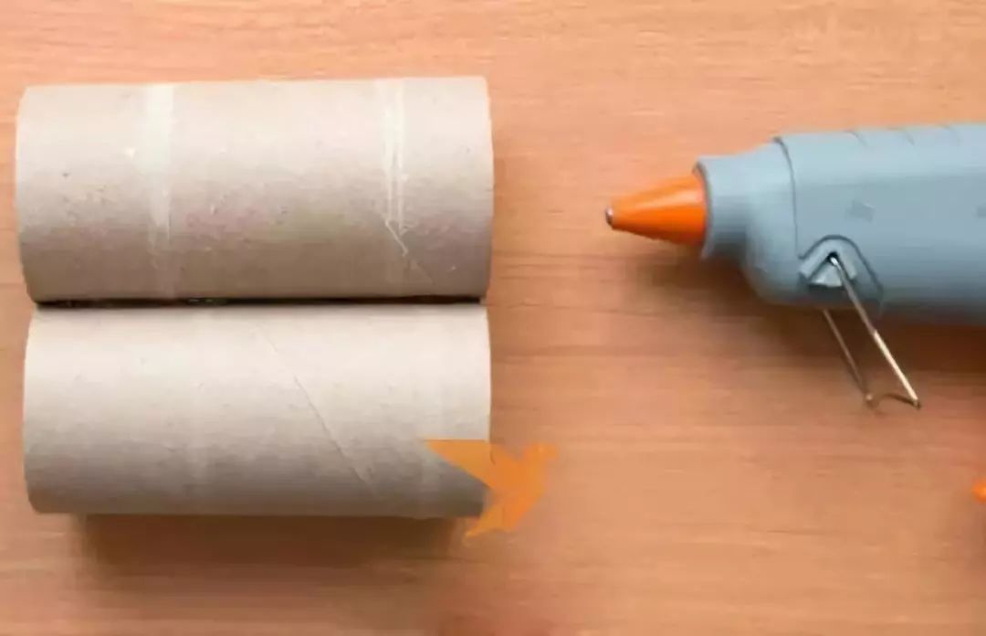 彩色不织布,绳子,剪刀,热熔胶 制作步骤:我们需要两个卫生纸筒