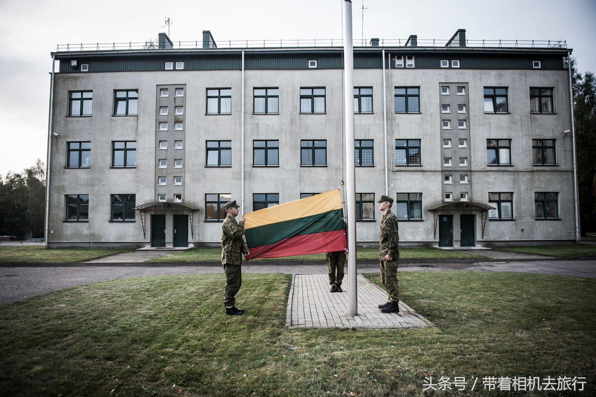 这个国家计划明年实施普遍义务兵制，摄影师实拍新兵训练营