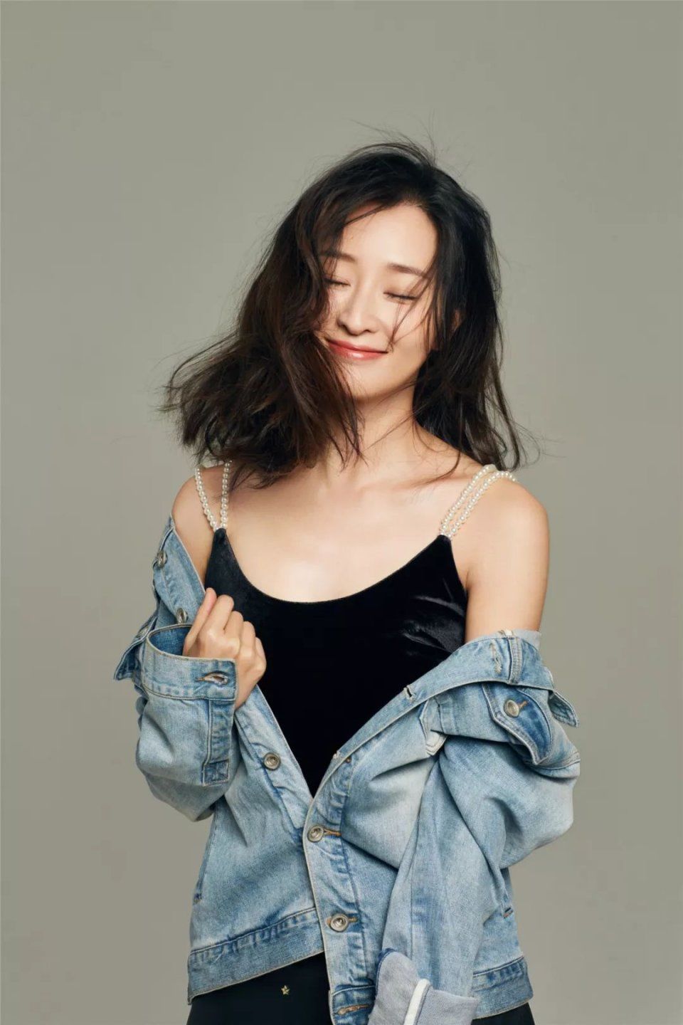 吕星辰《真爱的谎言之破冰者》10亿收官 露肩性感写真首发