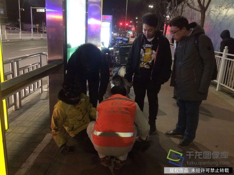 快递摩托撞倒行人 北京通州路人纷纷出手相助
