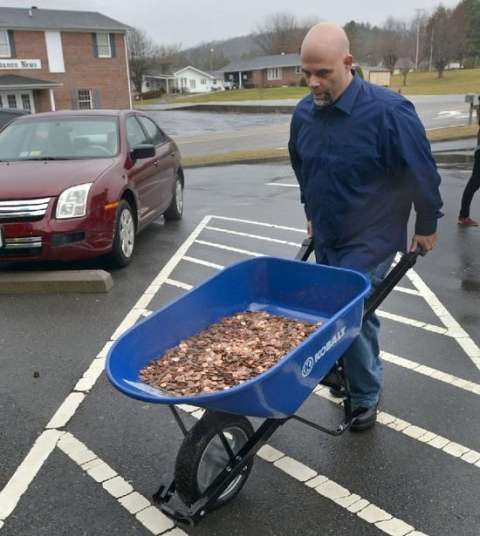 男子交汽车税时被员工看不起,随后用30万枚硬