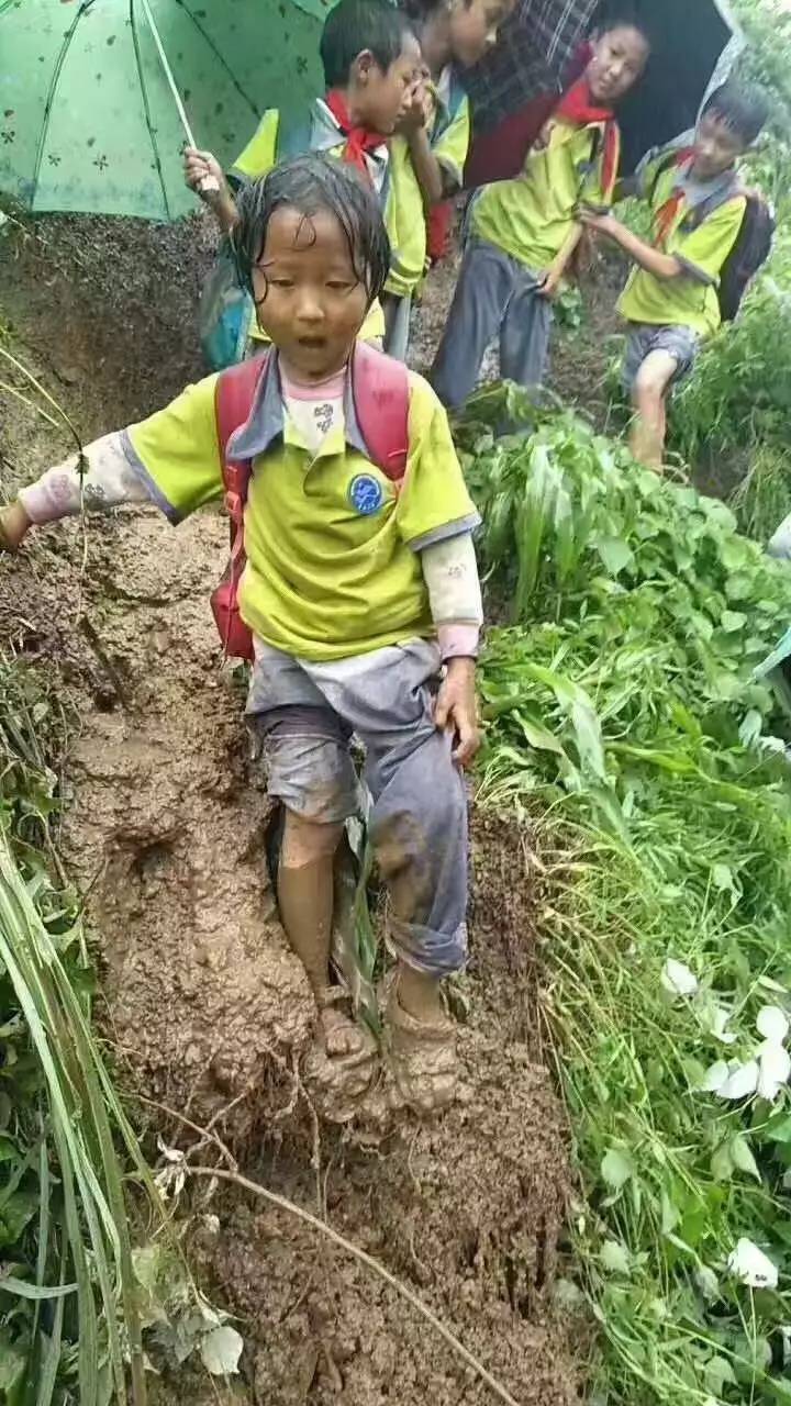 仁怀暴雨如注 大山里老师接孩子上学_【快资讯