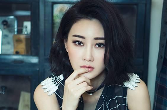 张艺谋都带不火，却被成龙看中后一炮而红，现成娱乐圈纯洁天使