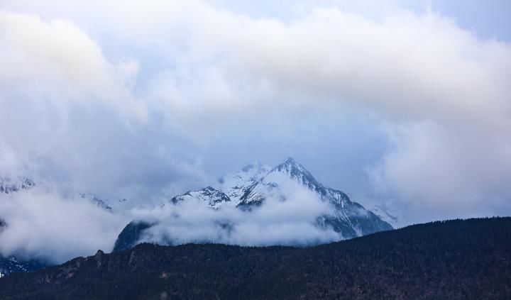 守候香格里拉飞来寺的日照金山,若天色不好,还不如路上风光美 澳门网上百家乐
