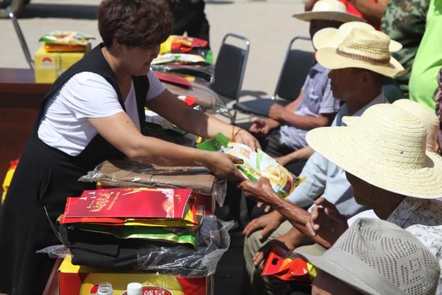 华夏保险旗泓志愿服务队开展关爱慰问党员送