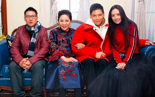 向佐求婚郭碧婷成功?郭碧婷戴巨型婚戒现身酒