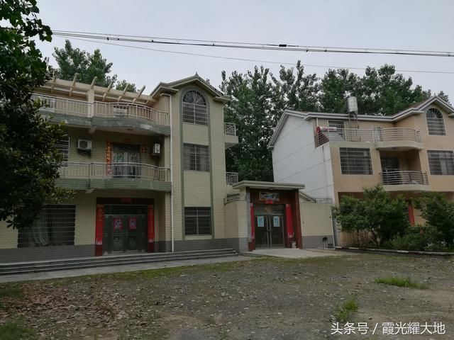 武汉市新洲区三店镇柳溪村基本家家是别墅，半数家庭有小车