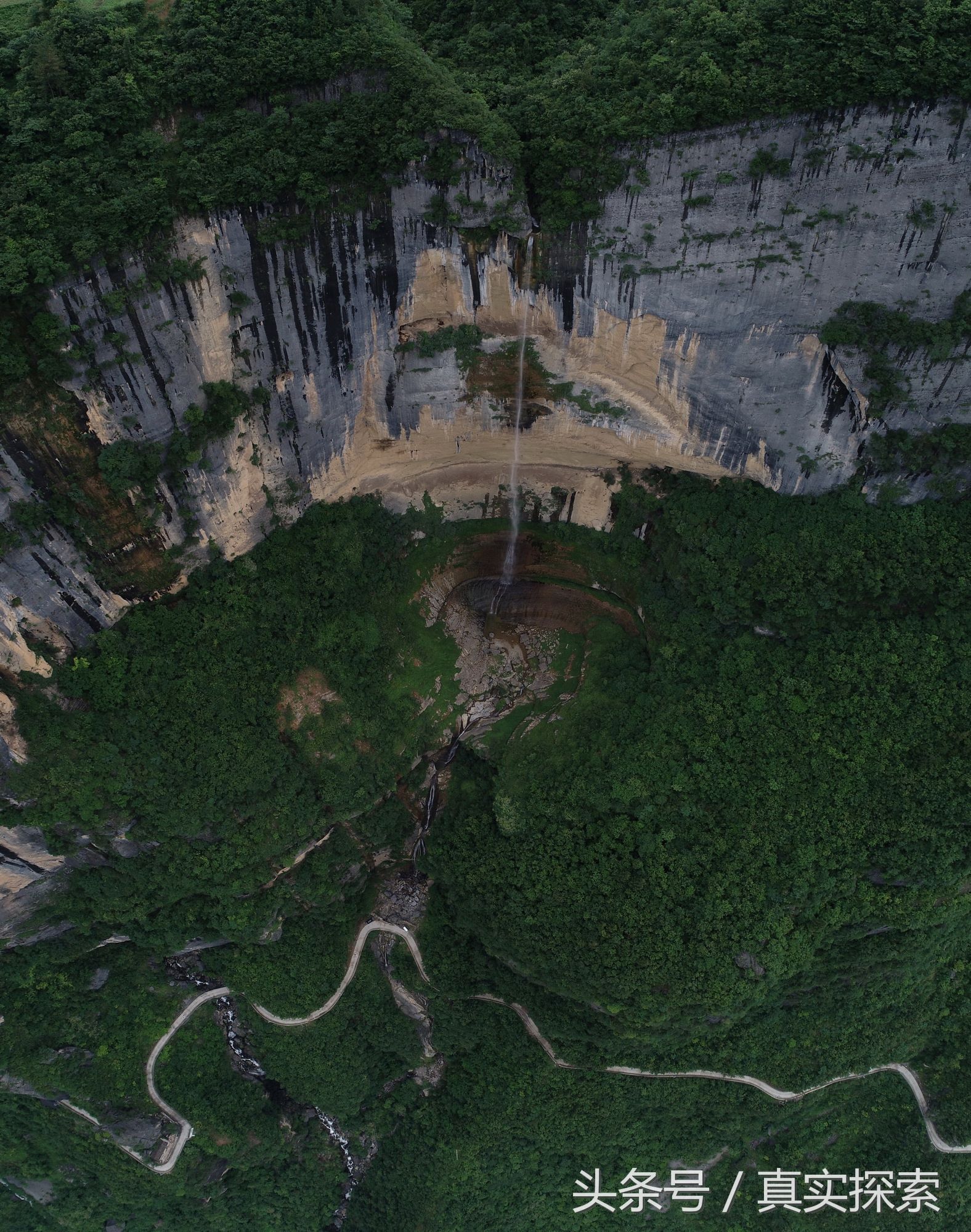 湖北神农架大九湖到重庆巫山当阳大峡谷的罕见超级大瀑布 超百米