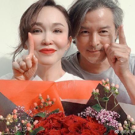 庆结婚11周年 范文芳与老公甜蜜亲吻秀恩爱