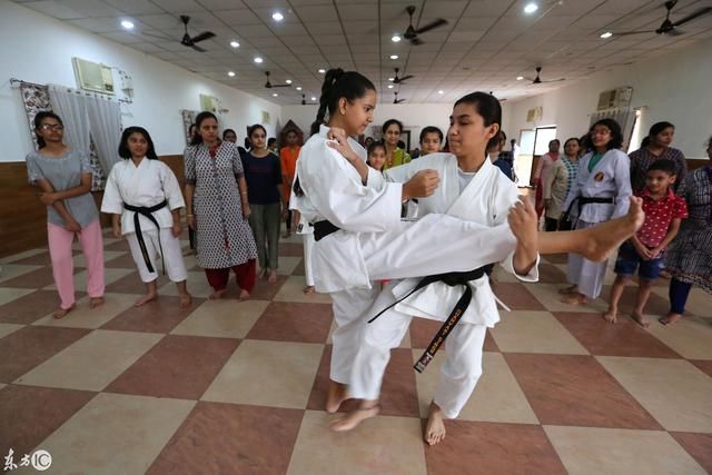 印度开办女子自卫术学校 免费传授踢裆捏蛋防身术