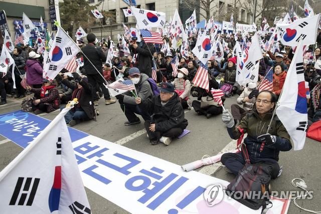 朴槿惠支持者法院外集会，高呼这就是一场政治报复