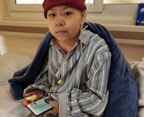 11岁动漫4次化疗头发掉光,盼病好留长发唱歌单女孩头像的女生动物图片
