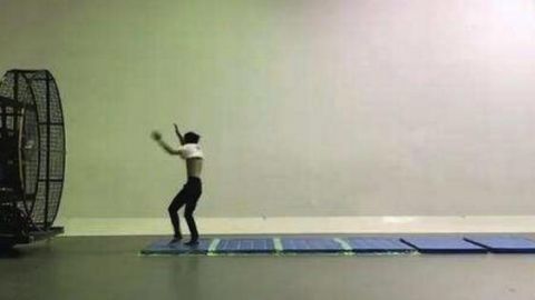 小伙作死模拟台风实验,轻松将成年人吹飞,事实