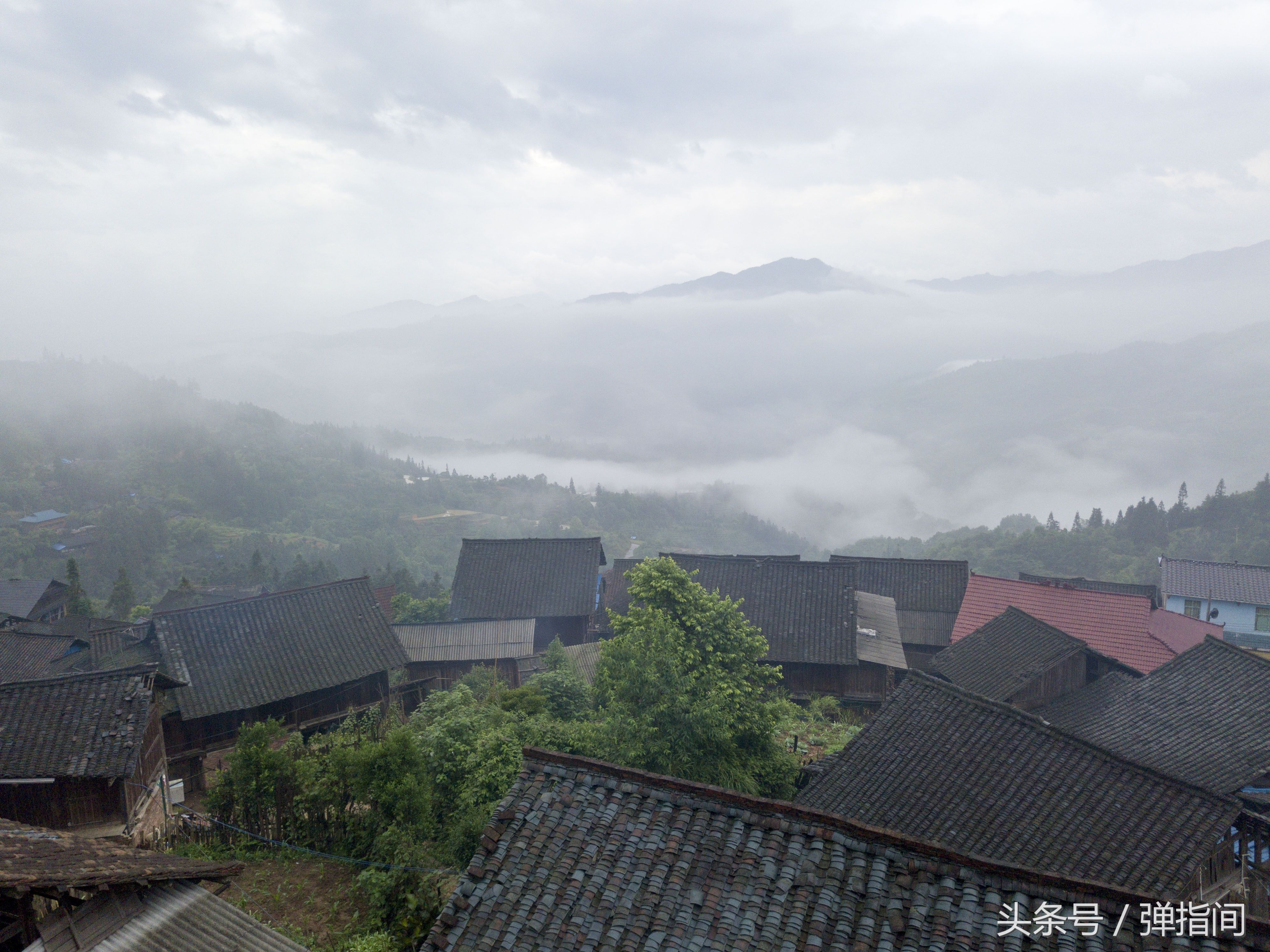 初夏时节，一不小心、一场雨后这个苗寨宛如人间仙境