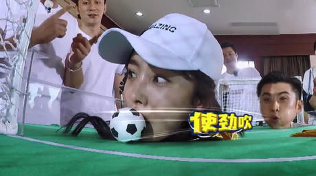 baby被足球巨星菲戈送球衣,有谁注意她拿到衣