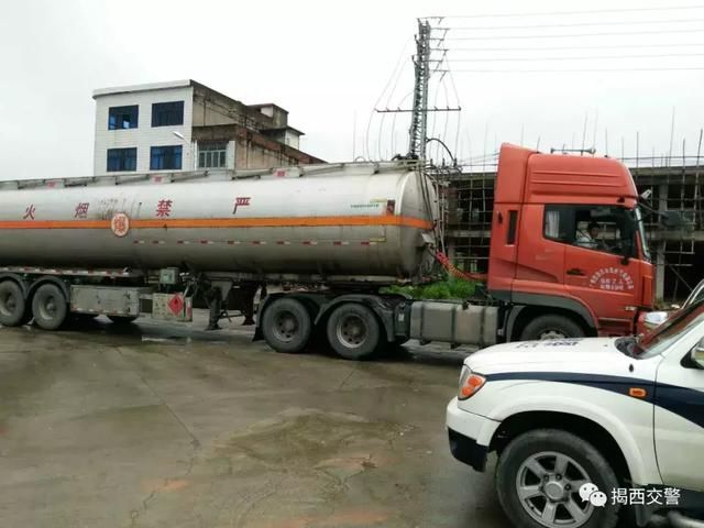 揭西交警夯实危化品运输车安全检查工作