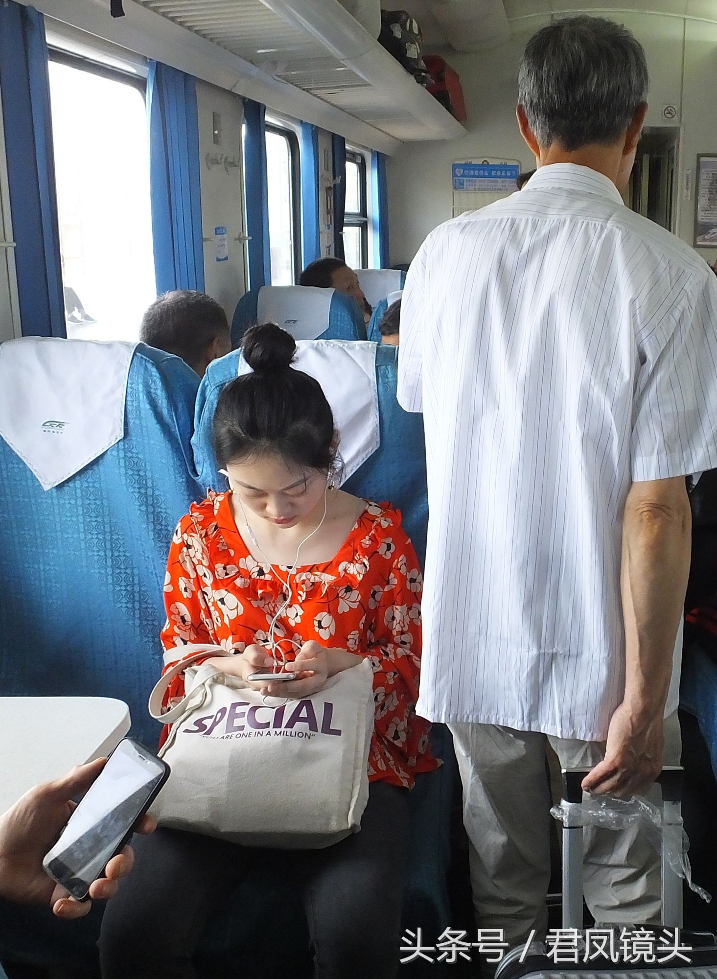 湖北宜昌:摄影师乘坐火车外出采风，随手抓拍美女旅客!