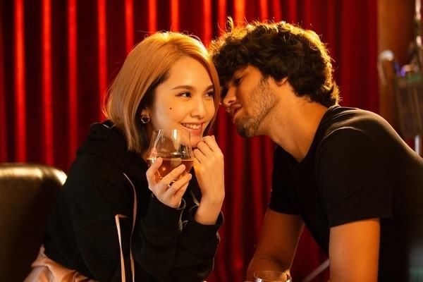 送走21年挚友小鬼　杨丞琳酒吧独饮「唱出浓浓思念」惹鼻酸！