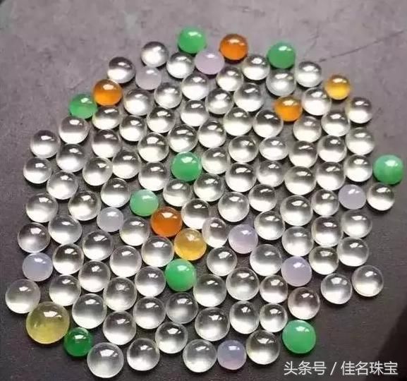 2700颗蛋面衬托上亿帝王绿观音王,美玉背后故