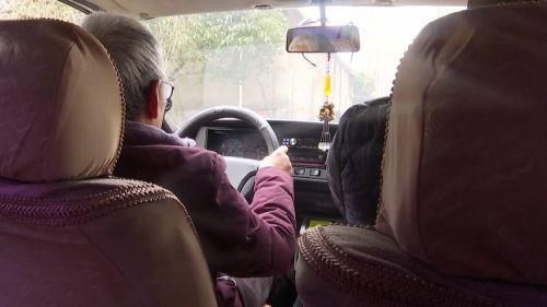 古稀老人考驾照一次就过,年轻时竟是机车发烧