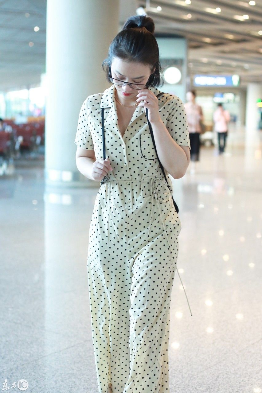 马思纯戴眼镜穿白色波点连体衣现身机场,烈焰