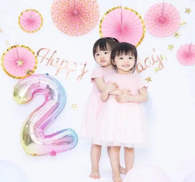 熊黛林提前庆40岁生日,手捧蛋糕C位合影露甜笑,四肢纤瘦妥妥辣妈